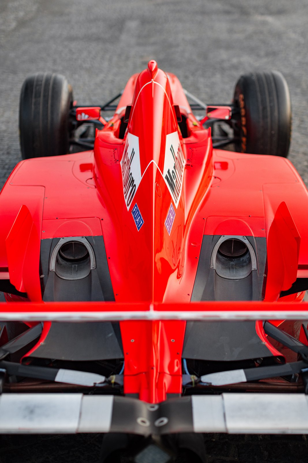 Ferrari F300, se kterým vítězil Michael Schumacher, jde do aukce