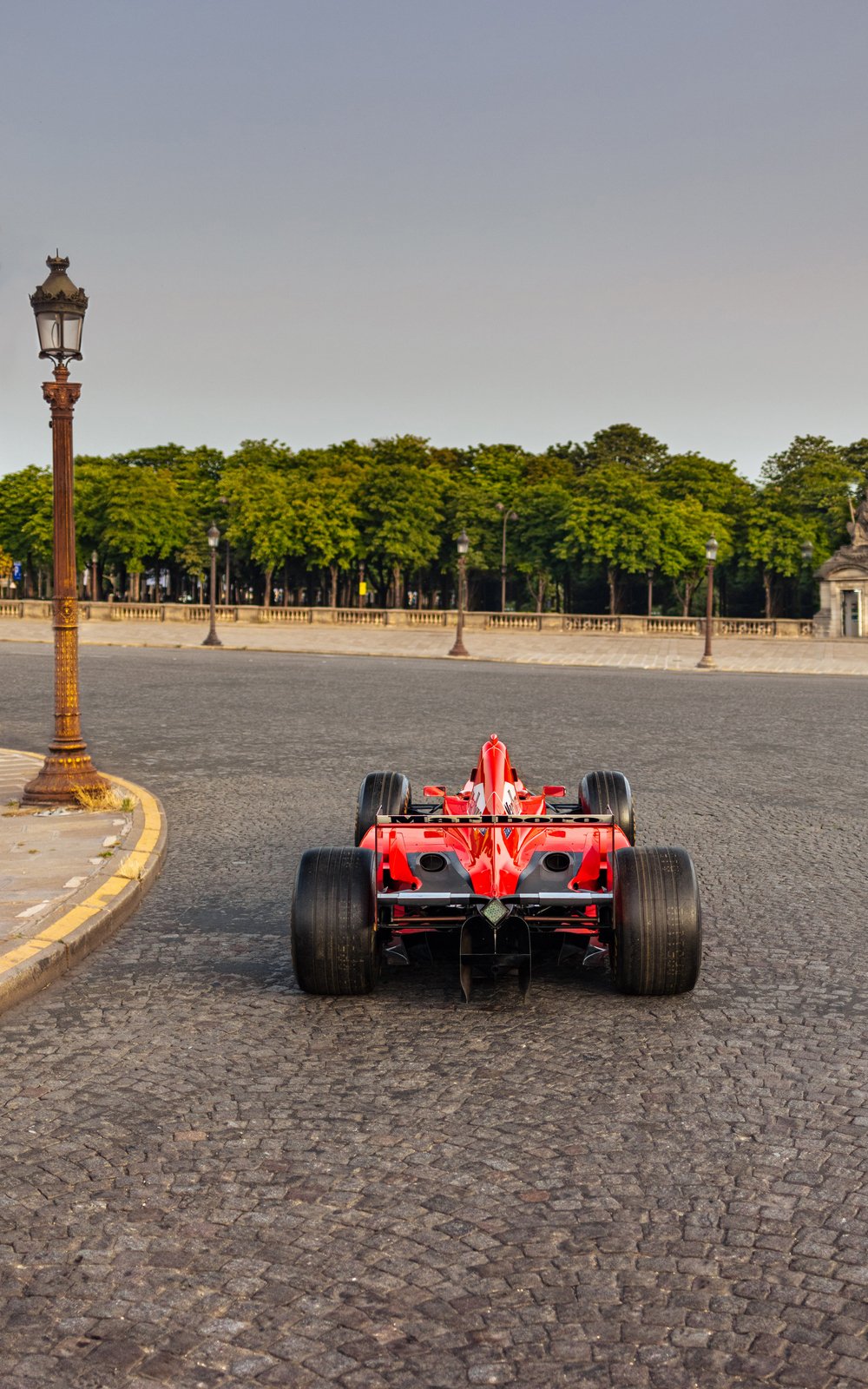 Ferrari F300, se kterým vítězil Michael Schumacher, jde do aukce