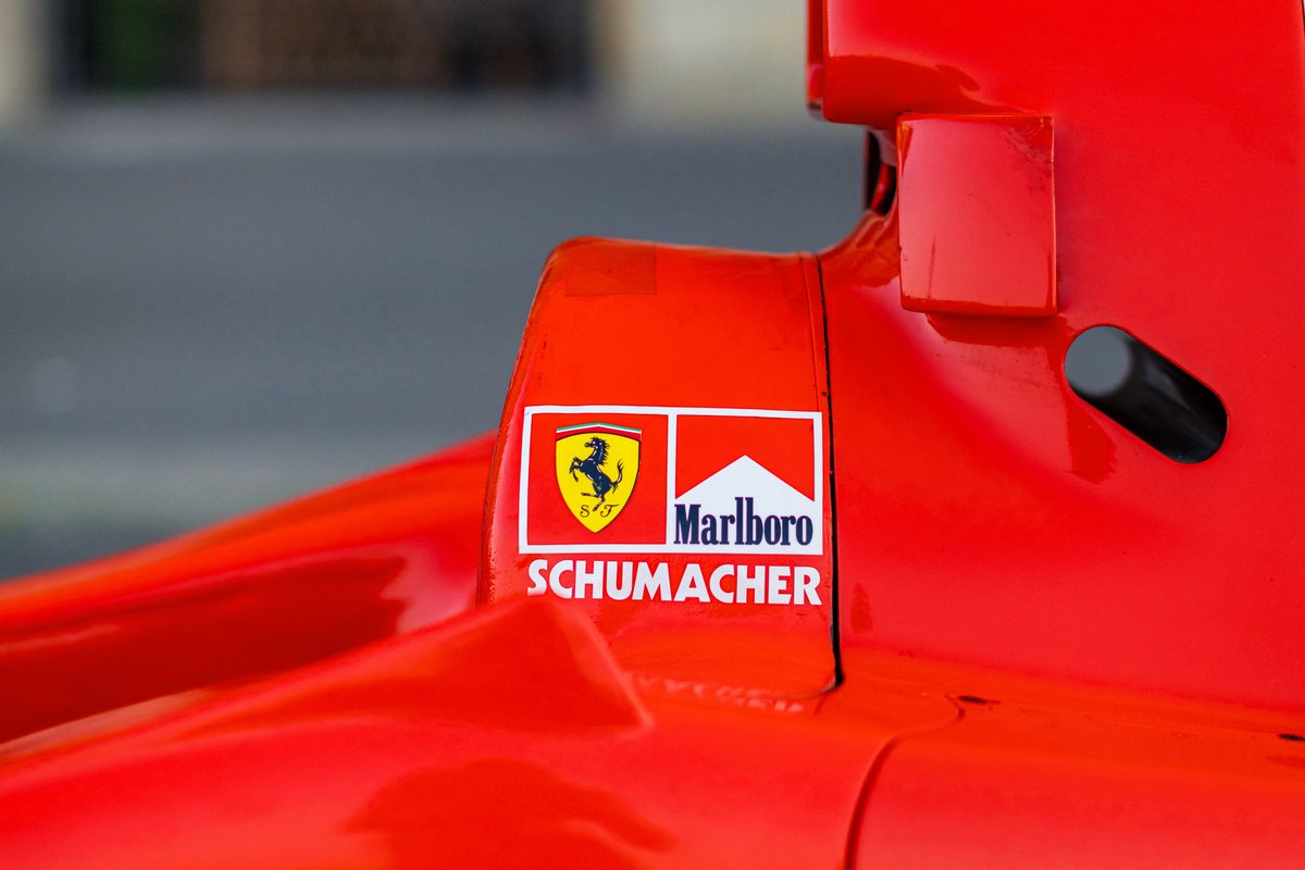 Ferrari F300, se kterým vítězil Michael Schumacher, jde do aukce