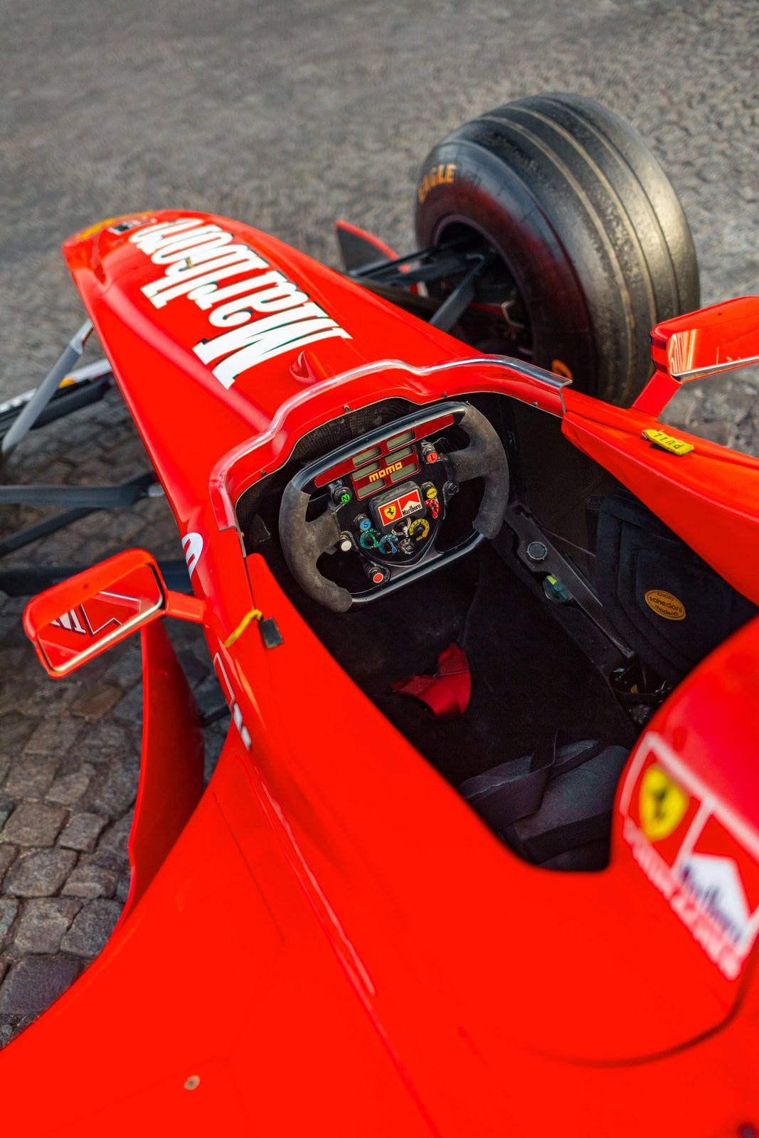 Ferrari F300, se kterým vítězil Michael Schumacher, jde do aukce