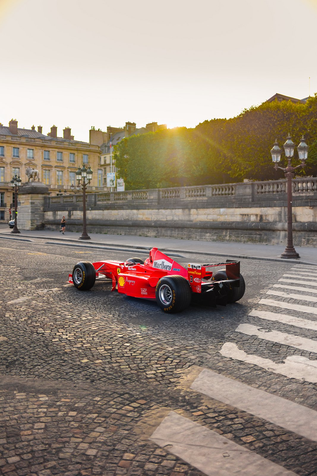 Ferrari F300, se kterým vítězil Michael Schumacher, jde do aukce