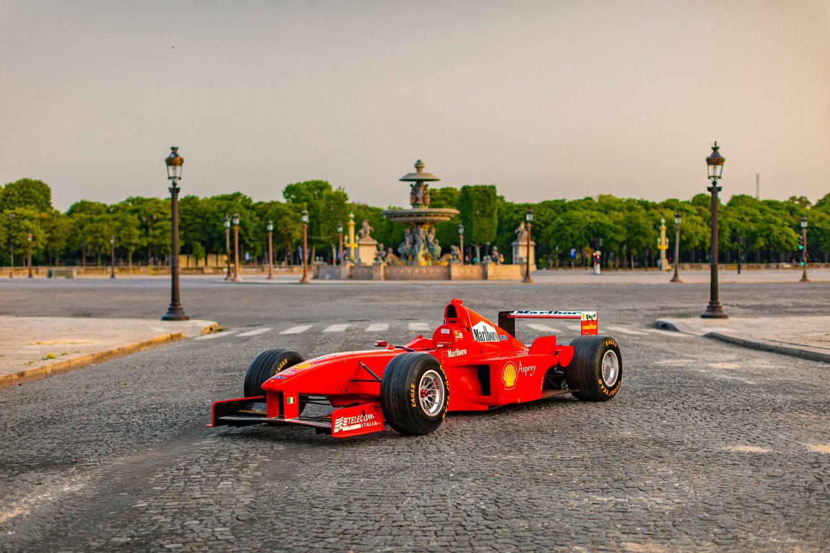 Ferrari F300, se kterým vítězil Michael Schumacher, jde do aukce