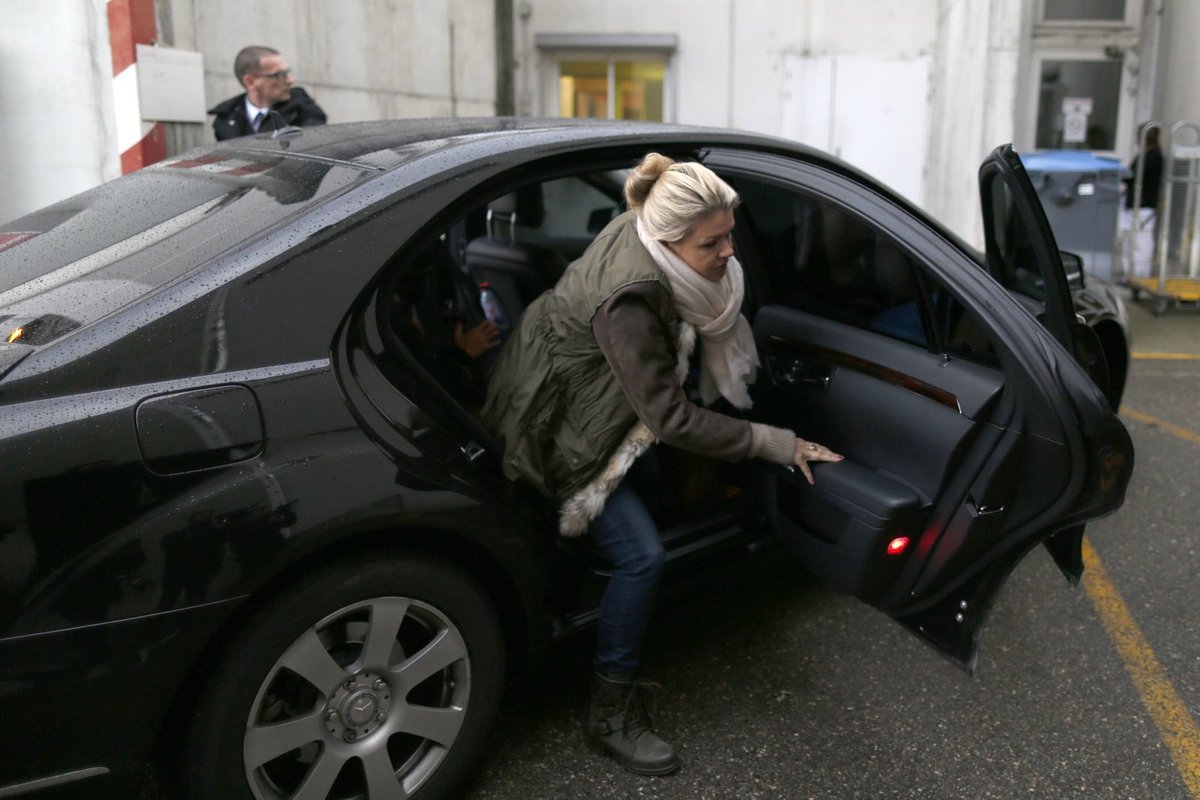 Manželka Corinna přijela do nemocnice i včera ráno.