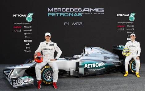 Schumacher (vlevo) s Rosbergem a jejich nová formule s podobou mečouna. Vyhraje v ní Němec poosmé šampionát?