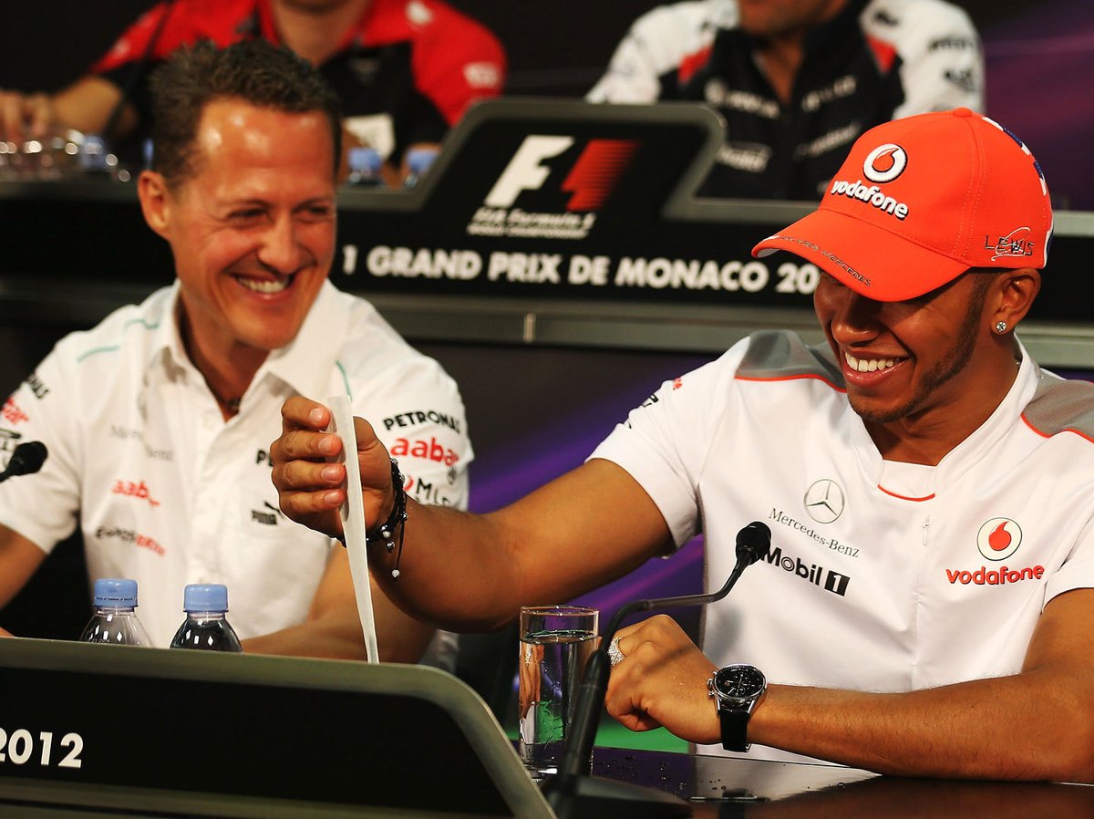 Michael Schumacher a Lewis Hamilton se často potkávali na tiskových konferencích jako například v tomto případě před závodem v Monte Carlu 2011.