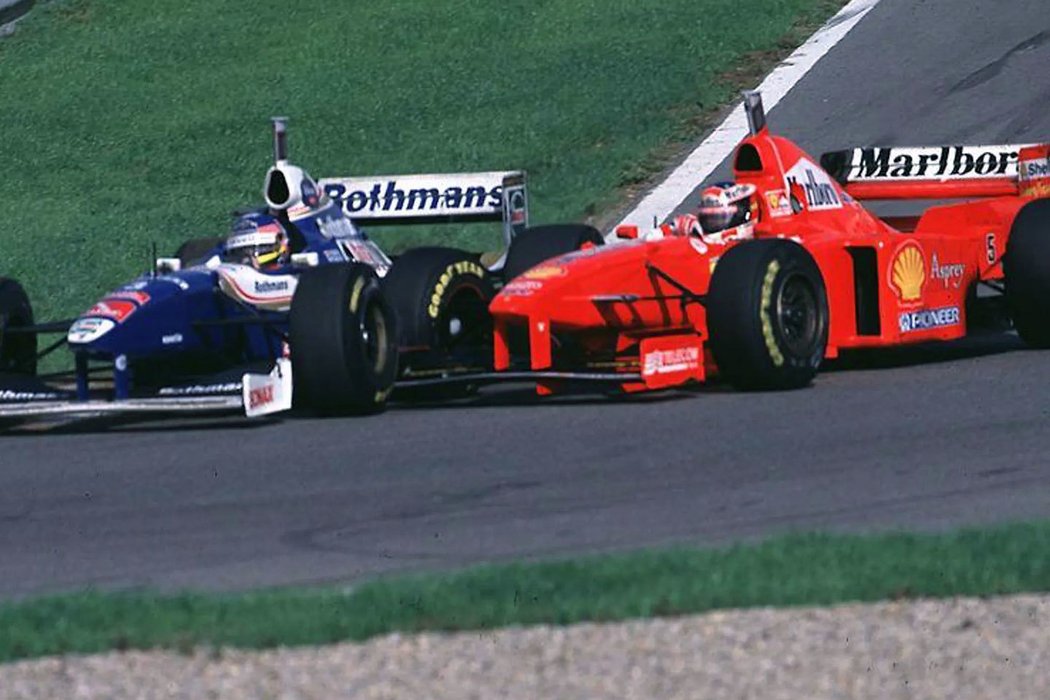 Klíčový manévr červeného ferrari řízeného Schumacherem