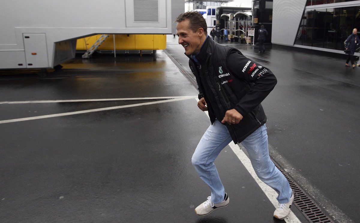 Schumacher běhal, byl skvělý řidič a zdatný sportovec, ale už skoro 33 měsíců jen leží.