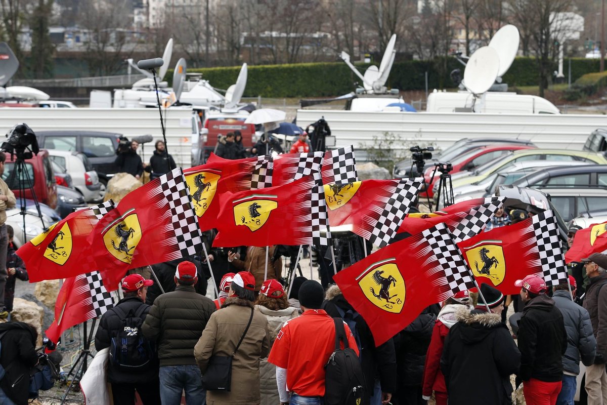 Fanoušci Ferrari zaplavili prostor okolo nemocnice prapory slavné automobilky.