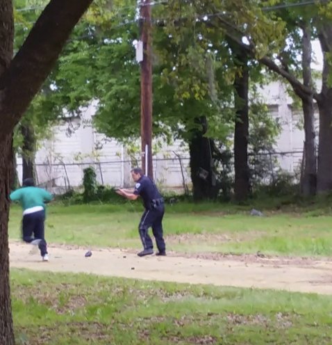 Policista střelil černocha do zad.