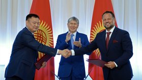 Michael Smelík (vpravo) si za přítomnosti kyrgyzského prezidenta plácl na životní kšeft.
