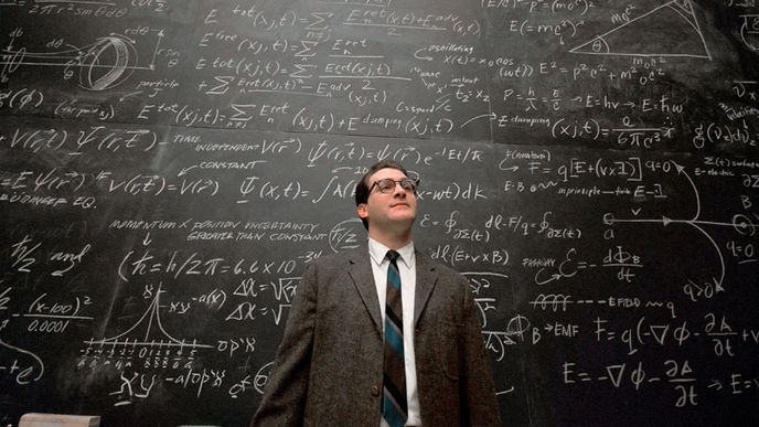 Larry Gopnik (Michael Stuhlbarg) by byl rád, kdyby mu v životě vše vycházelo tak spolehlivě jako matematické rovnice