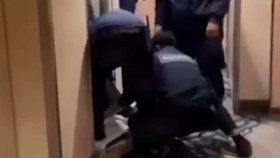 Michael Virgil se opil na výletní lodi a ztropil výtržnost, poté, co ho zpacifikovala posádka, zemřel.