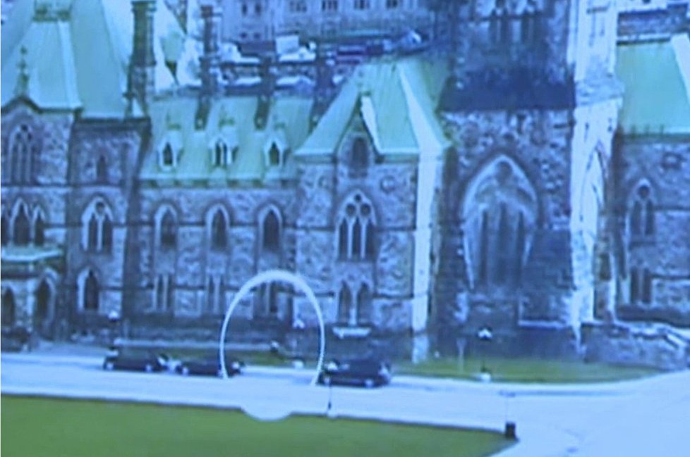 Záběry toho, jak kanadský střelec vnikl do parlamentu v Ottawě