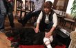 Díky Bernátovu psu Felixovi se Rudolf s veterinářkou seznámí.