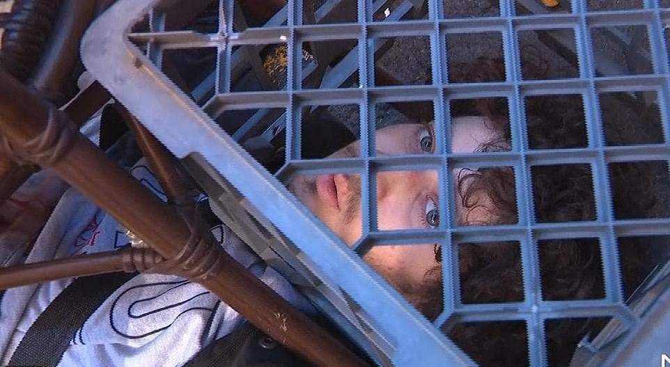 Zadržený šílenec byl identifikován jako Mert Ney (21).