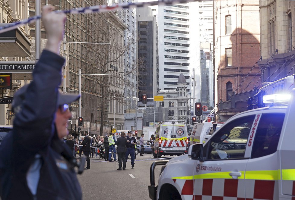 Předměstí Sydney po útoku šílence ozbrojeného nožem