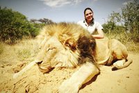 Jste plačky! Sexy lovkyně Michaela se opřela do ochránců, kteří vzdávají hold zabitému lvu Cecilovi