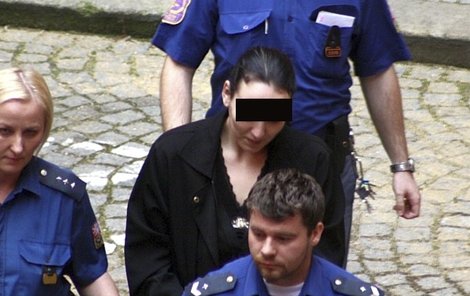 Michaela H. (31) v doprovodu policie.