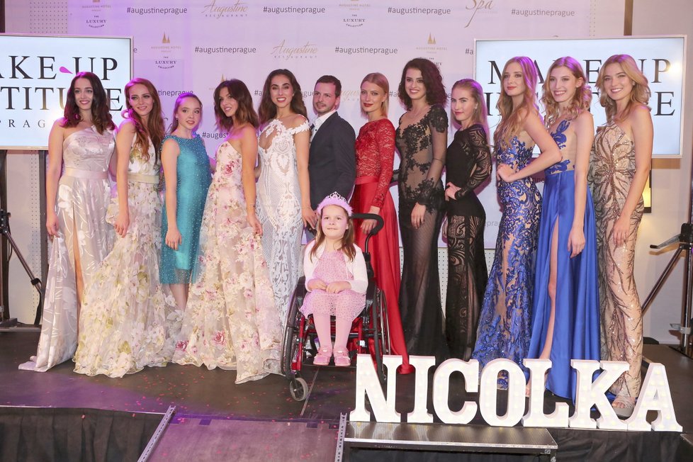 Galavečer pro Nicolku: Modelky spolu s Nicolkou, která trpí spinální svalovou atrofií