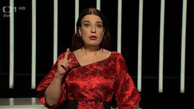 Moderátorka Michaela Jílková střídá v Máte slovo různé róby.
