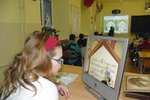 Zrakově postižená Michalka může díky interaktivní tabuli sledovat, co dělají vpředu její spolužáci