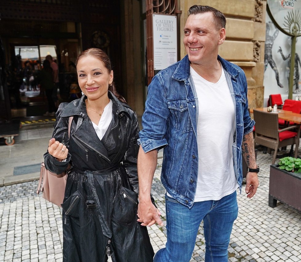 Míša Kuklová se svým přítelem Josefem Wittnerem přišla na otevření Galerie ocelových figurín v centru Prahy.