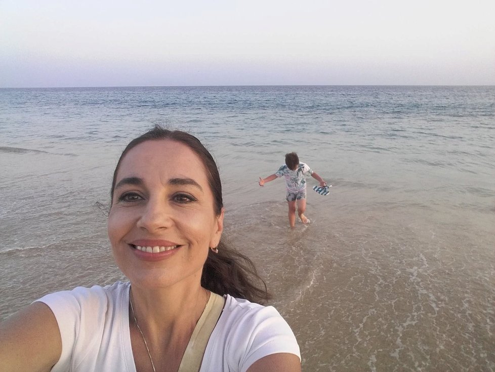 Míša Kuklová na pláži se synem