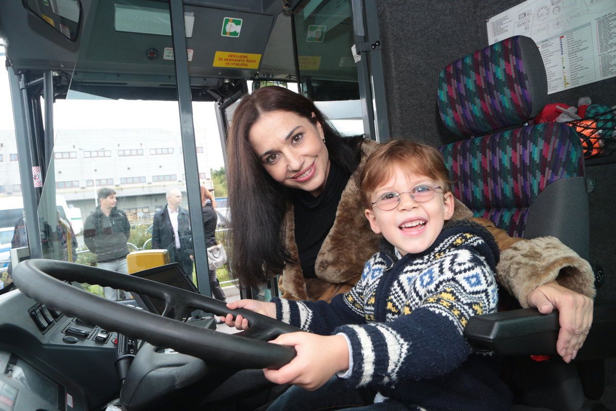 Michaela Kuklová se synem v autobuse.