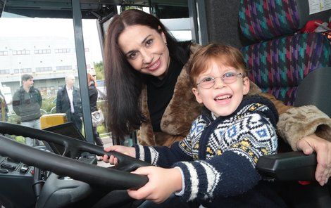 Michaela Kuklová se synem v autobuse.