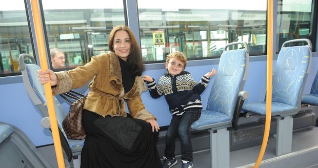 Se synem Romanem si vyzkoušeli téměř všechny sedačky v autobusu.