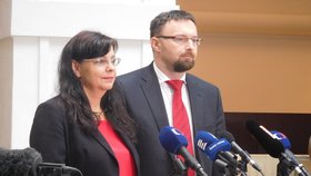 Ministryně Michaela Marksová při tiskovce ve Sněmovně