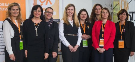 Členky Oranžového klubu: Nechybí exministryně Marksová a Valachová, ani kandidátka na novou ministryni Jana Maláčová (čtvrtá zprava)