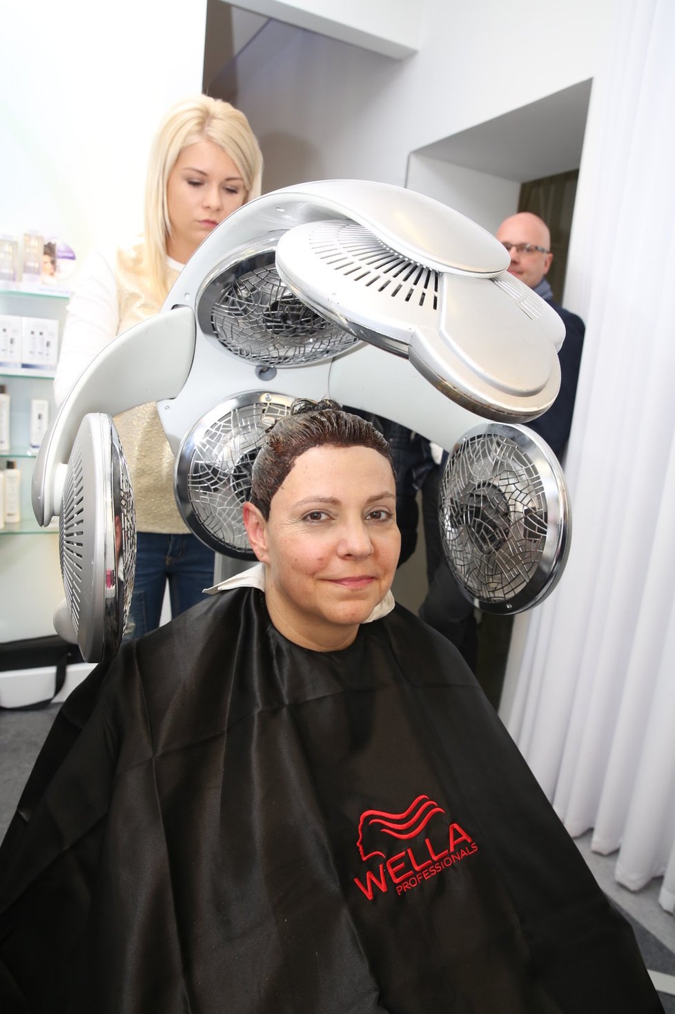 Nejprve účes. Kadeřnice Lenka ministryni doporučila vlasy mírně prostříhat, pak obarvit na její přirozený tón.
