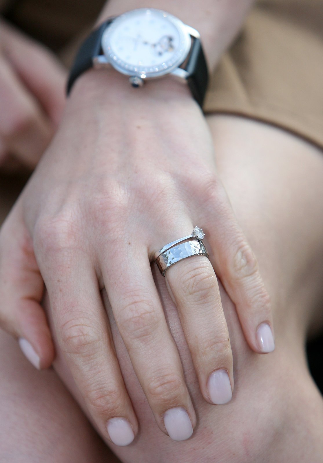 Na ruce herečky se už týden blyští dva prsteny z bílého kovu. Zásnubní prstens briliantem za cca 150 000 Kč. Tepaný snubák za cca 25 000 Kč.