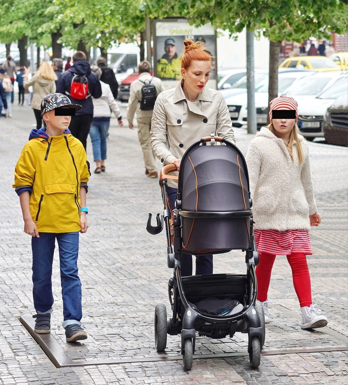 Herečka Míša Maurerová vyrazila s dětmi na křest dětské knížky.