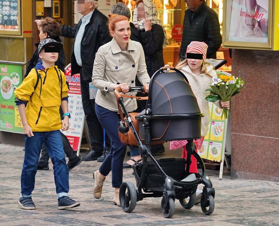 Herečka Míša Maurerová vyrazila s dětmi na křest dětské knížky. Poté jela domů městskou hromadnou dopravou.