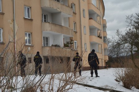 Policisté v pondělí prohledávali okolí domu a školy, kde se Míša ztratila.