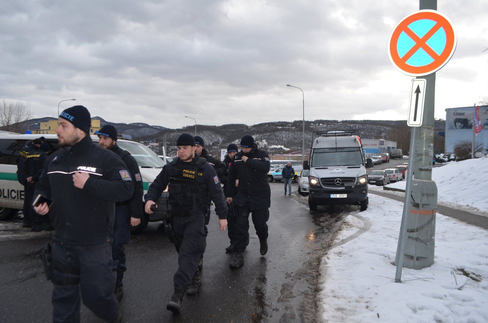 Policisté v pondělí prohledávali okolí domu a školy, kde se Míša ztratila.