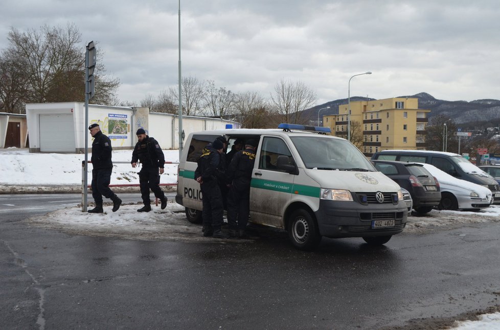 Policisté  prohledávali okolí domu a školy, kde se Míša ztratila.