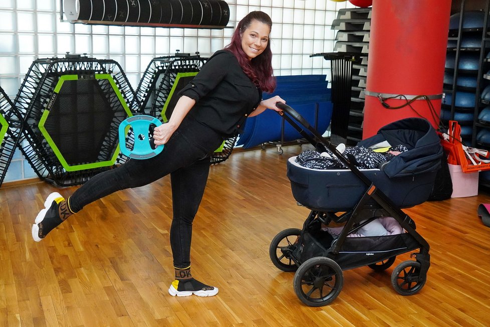 Míša Nosková s dcerkou Jasnou ve fitness centru