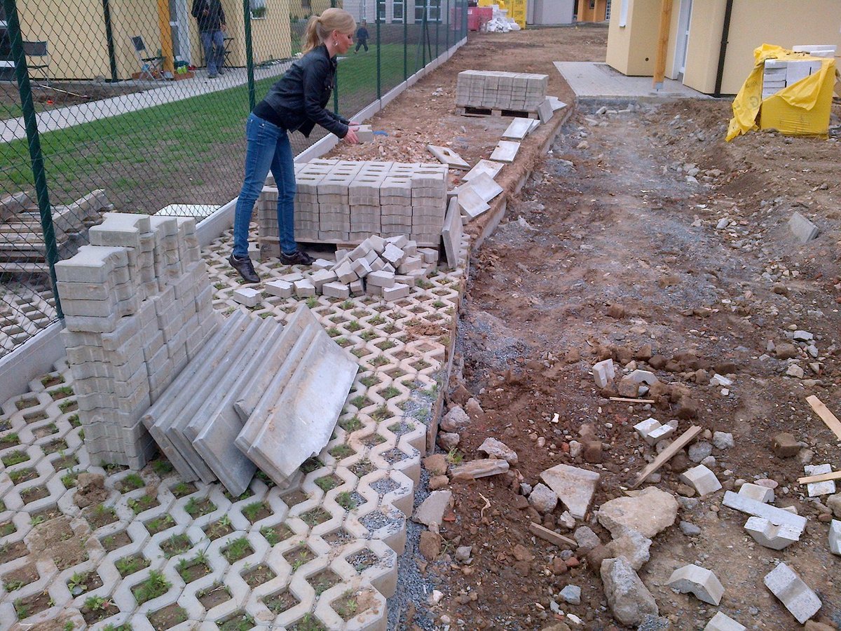 Ochotská se umí chopit práce. Pustila se do stavebních úprav okolí nového domku.