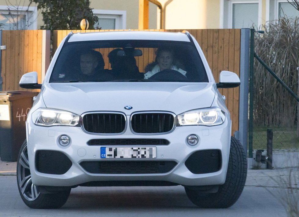 29. 11. 2016 14:13 hod. Nupaky: Michaela Ochotská ve svém luxusním BMW přijíždí s rodiči do Nupak, které jsou teď jejím novým domovem.