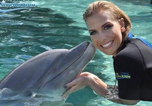 Michaela Ochotská s delfínem