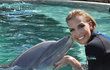Michaela Ochotská s delfínem