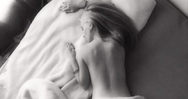 Michaela Ochotská nahá v posteli.