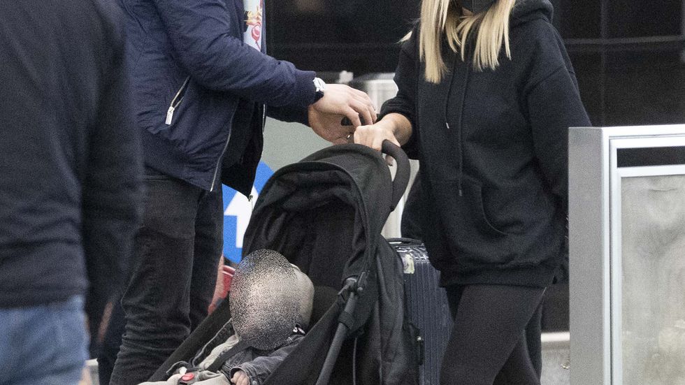 Rodina Salákových je opět pohromadě. Gólman si přijel pro svou manželku Míšu na letiště