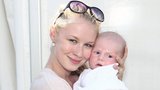 Sexy blondýnka z Počátků Sejnová: Poprvé ukázala dvouměsíčního syna!