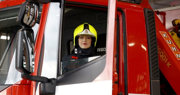 K profesionální výjezdové jednotce hasičů v pražských Holešovicích se poprvé přidala hasička. Na snímku Michaela Žďárská.