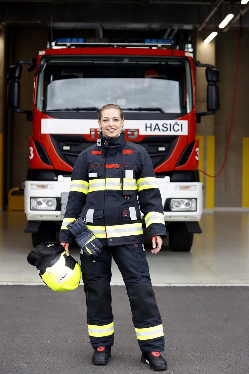 K profesionální výjezdové jednotce hasičů v pražských Holešovicích se poprvé přidala hasička. Na snímku Michaela Žďárská.