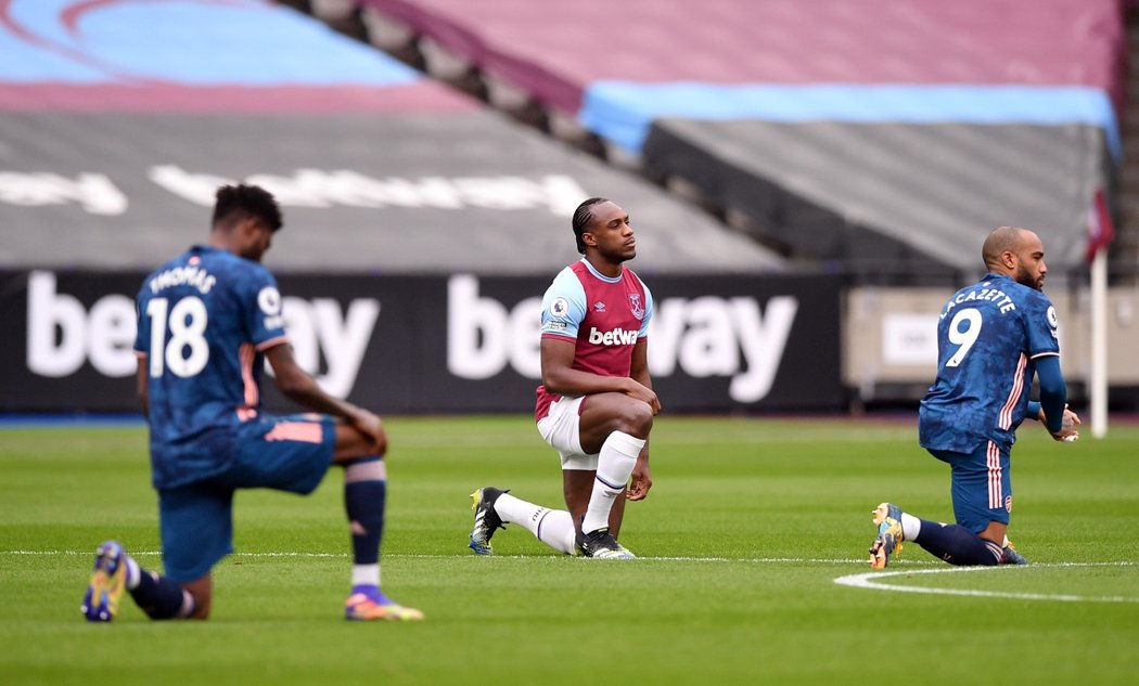 Michail Antonio z West Hamu klečí před zápasem proti Arsenalu